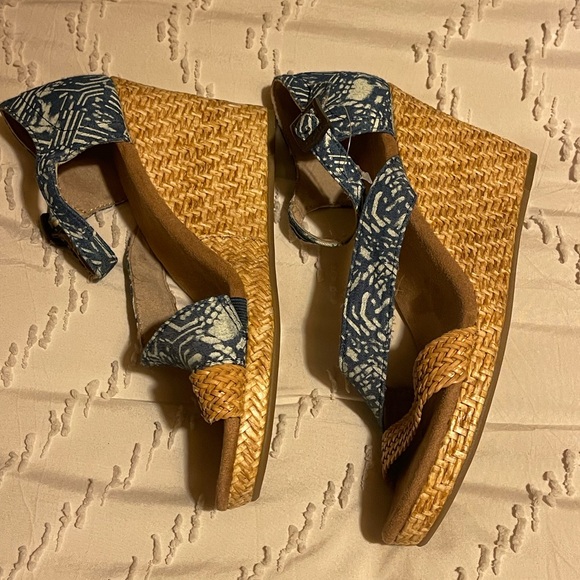 TOMS Women's Blue and Brown Wedges - Picture 4 of 5